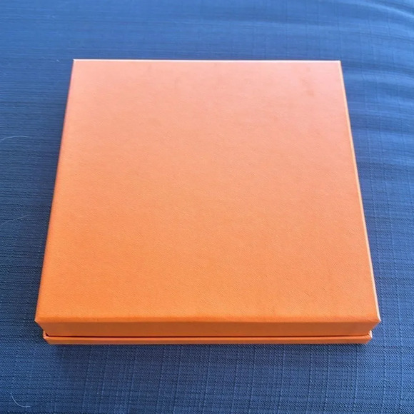 Hemes orange belt box. No belt included. I repeat just box no belt - Picture 10 of 10